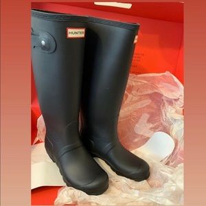 Brand new boot (never used)
Size 8 
 Actual price: $195 before tax
 Offer: $145